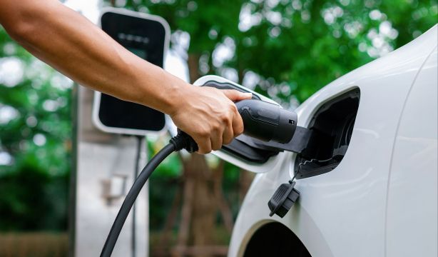 Expertos buscan un nuevo sonido para evitar atropellos con los vehículos eléctricos. Foto: Bigstock.