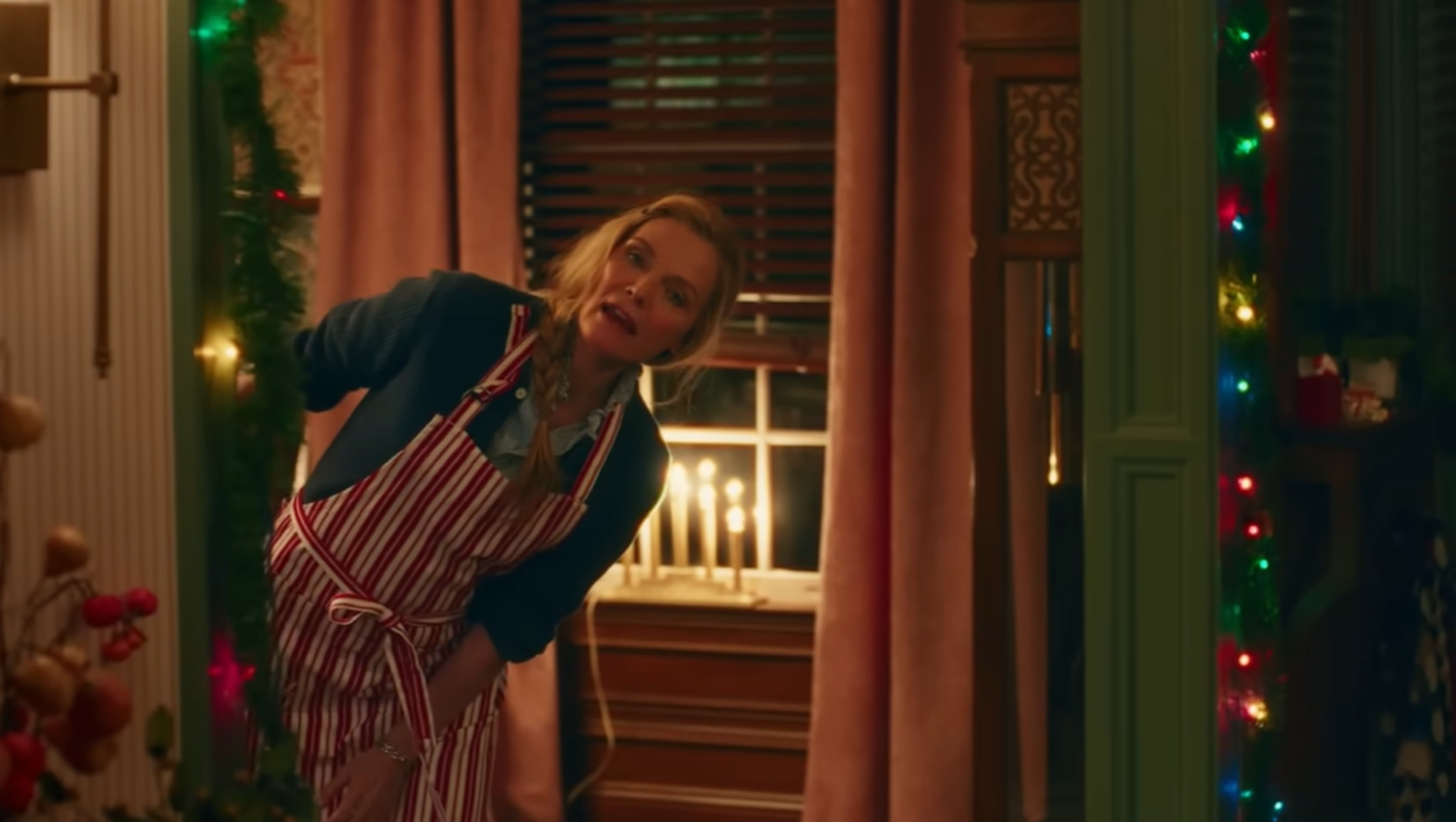 Michelle Pfeiffer encarna a una anfitriona desbordada en la comedia navideña 'Oh. What. Fun'. Fuente: Prime Video.