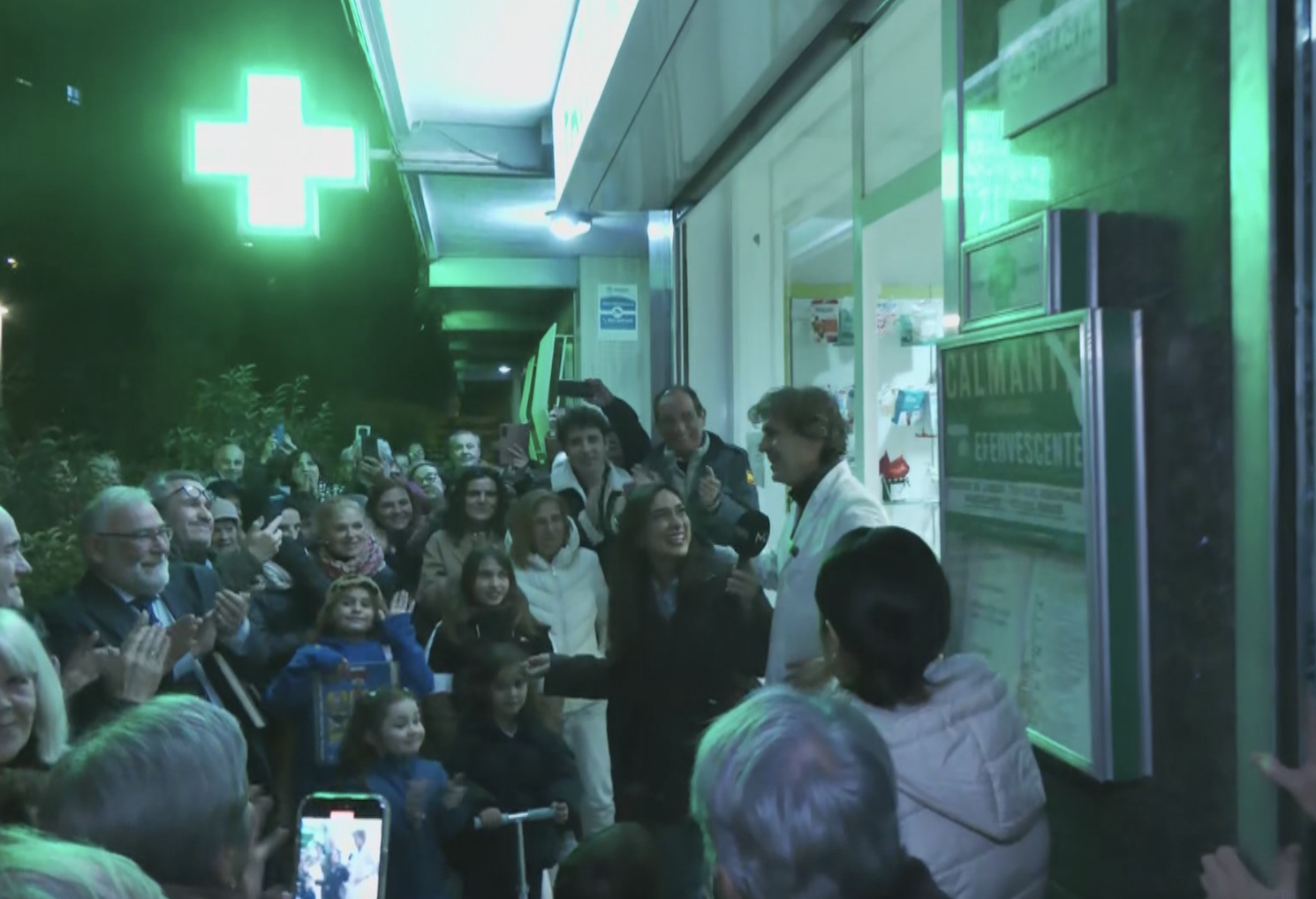 VÍDEO: Los vecinos de Hortaleza, en Madrid, sorprenden a Fausto en su último día en la farmacia