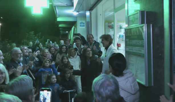 VÍDEO: Los vecinos de Hortaleza, en Madrid, sorprenden a Fausto en su último día en la farmacia