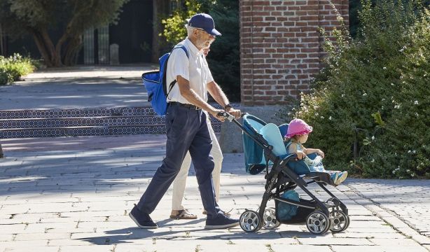 Extremadura dará ayudas de hasta 1.100 euros por contratar a abuelos que cuiden de sus nietos
