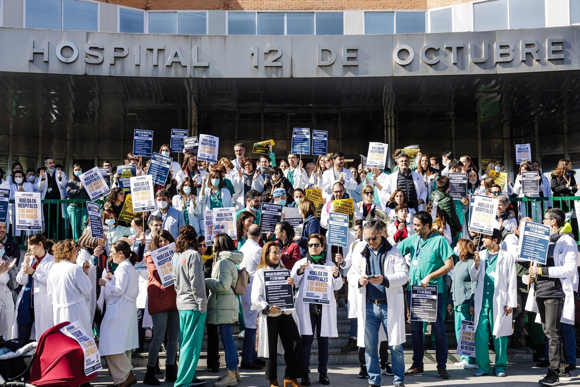 Los sindicatos convocan una huelga indefinida de todos los sanitarios contra el estatuto de Sanidad