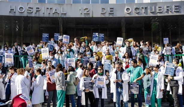 Los sindicatos convocan una huelga indefinida de todos los sanitarios contra el estatuto de Sanidad