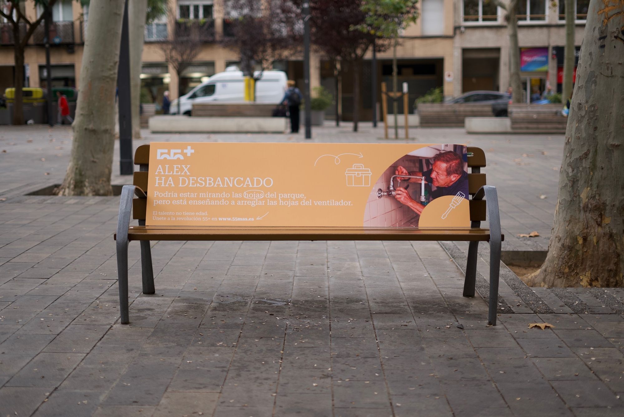 Los bancos de Barcelona se convierten en un altavoz contra el edadismo ( Plataforma 55+)