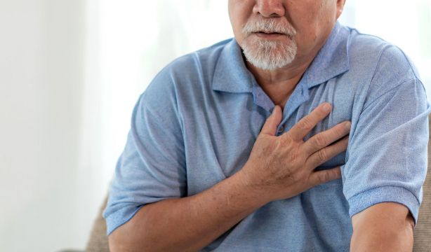 10 razones por las que te puede doler la parte superior de la espalda y el pecho (Bigstock)