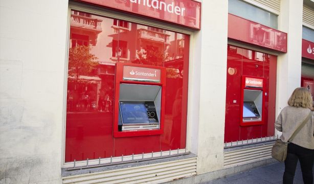 Pago de las pensiones en diciembre de 2025: ¿qué día se cobra la pensión en Banco Santander?. Foto: EuropaPress