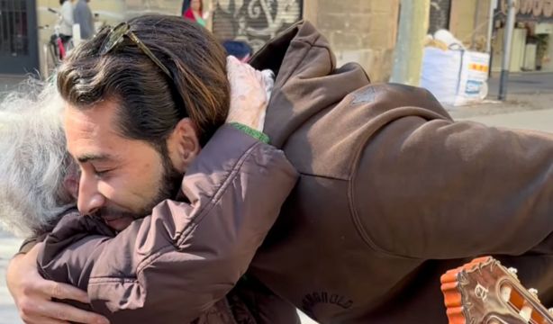 VÍDEO: El emotivo momento en que un cantante dedica una canción a una mujer mayor en Barcelona (Juan Calero Navalon)