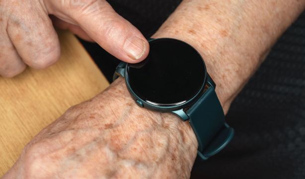 Innovación contra la despoblación: monitorizan la salud de los mayores rurales gracias a un reloj