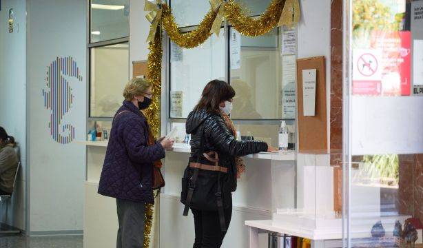 La mascarilla será obligatoria en centros sanitarios y residencias de Cataluña por la gripe