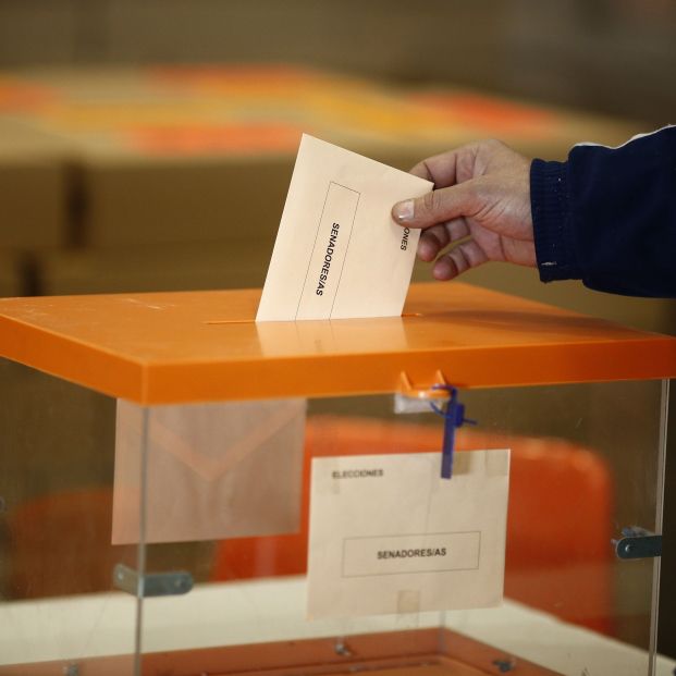 EuropaPress 1959906 Recursos de elecciones generales 2015 Senado Cortes Generales senadores papeletas sobres urnas votar voto
