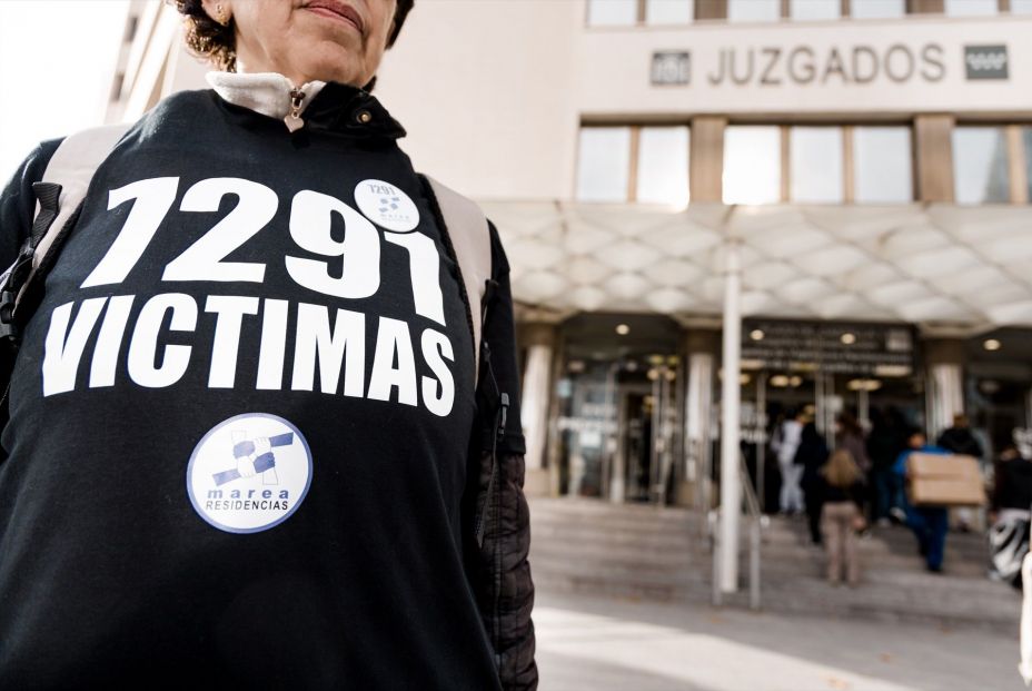 EuropaPress 7157902 persona protesta victimas residencias pandemia frente juzgados plaza EuropaPress 7157902 persona protesta victimas residencias pandemia frente juzgados plaza