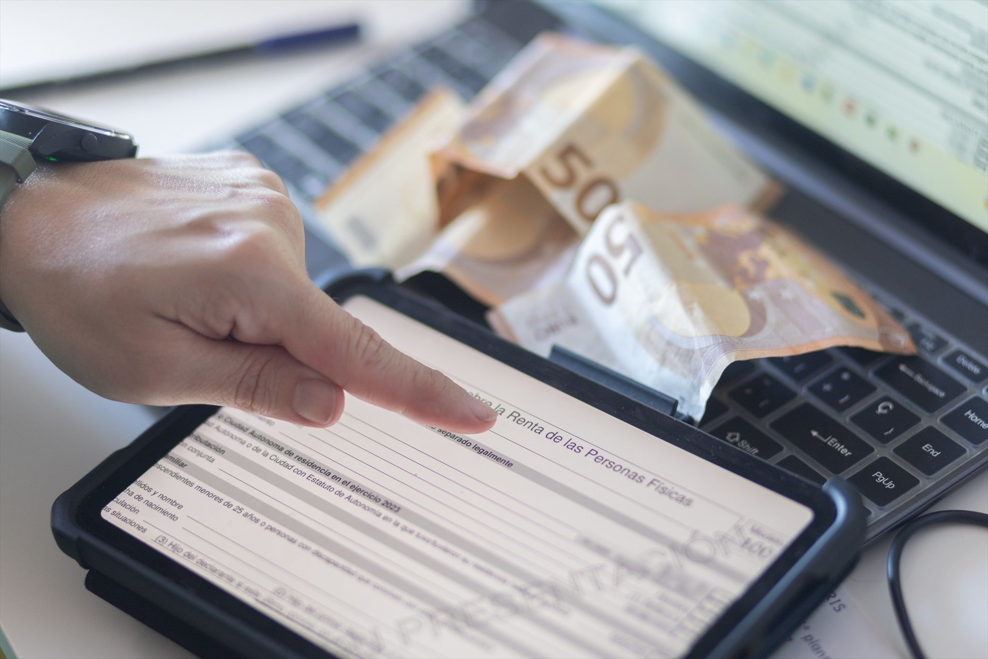 Así puedes aprovechar los últimos días del año para ahorrar más de 3.000 euros en el IRPF. Foto: europapress Así puedes aprovechar los últimos días del año para ahorrar más de 3.000 euros en el IRPF. Foto: europapress