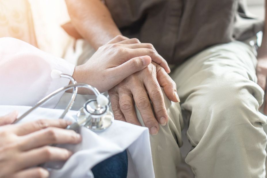 Describen cómo se originan las alucinaciones visuales en el párkinson