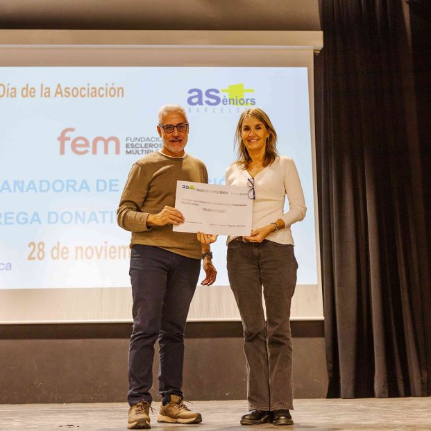 Entrega donativo a FEM Entrega donativo a FEM