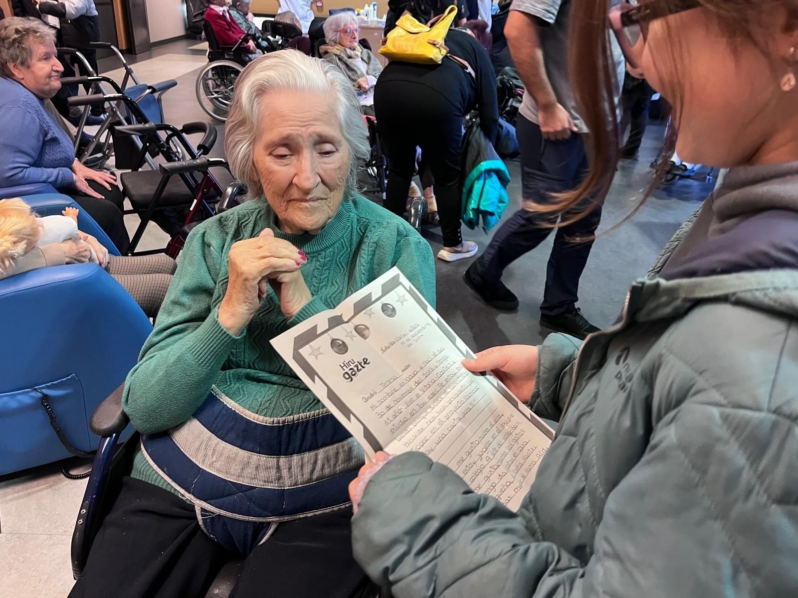 Niños de Euskadi reparten cartas personalizadas a casi 3.000 personas mayores de residencias