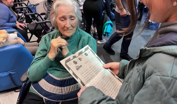 Niños de Euskadi reparten cartas personalizadas a casi 3.000 personas mayores de residencias