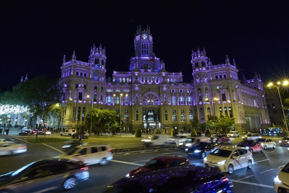 Vista del Ayuntamiento de Madrid desde el autobús ‘Naviluz’, a 25 de noviembre de 2022. Fuente: Europa Press. Vista del Ayuntamiento de Madrid desde el autobús ‘Naviluz’, a 25 de noviembre de 2022. Fuente: Europa Press.