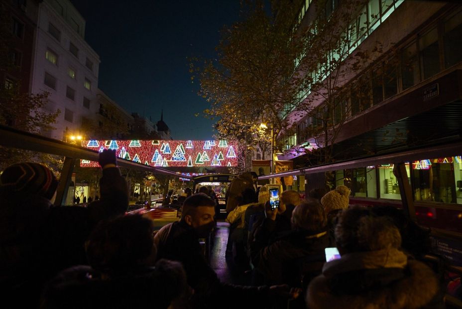 Un grupo de personas subidas en el autobús ‘Naviluz’, a 25 de noviembre de 2022. Fuente: Europa Press. Un grupo de personas subidas en el autobús ‘Naviluz’, a 25 de noviembre de 2022. Fuente: Europa Press.