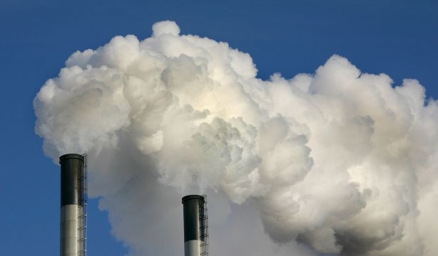 La contaminación atmosférica impulsa los ingresos neurológicos en España. Foto: Bigstock.