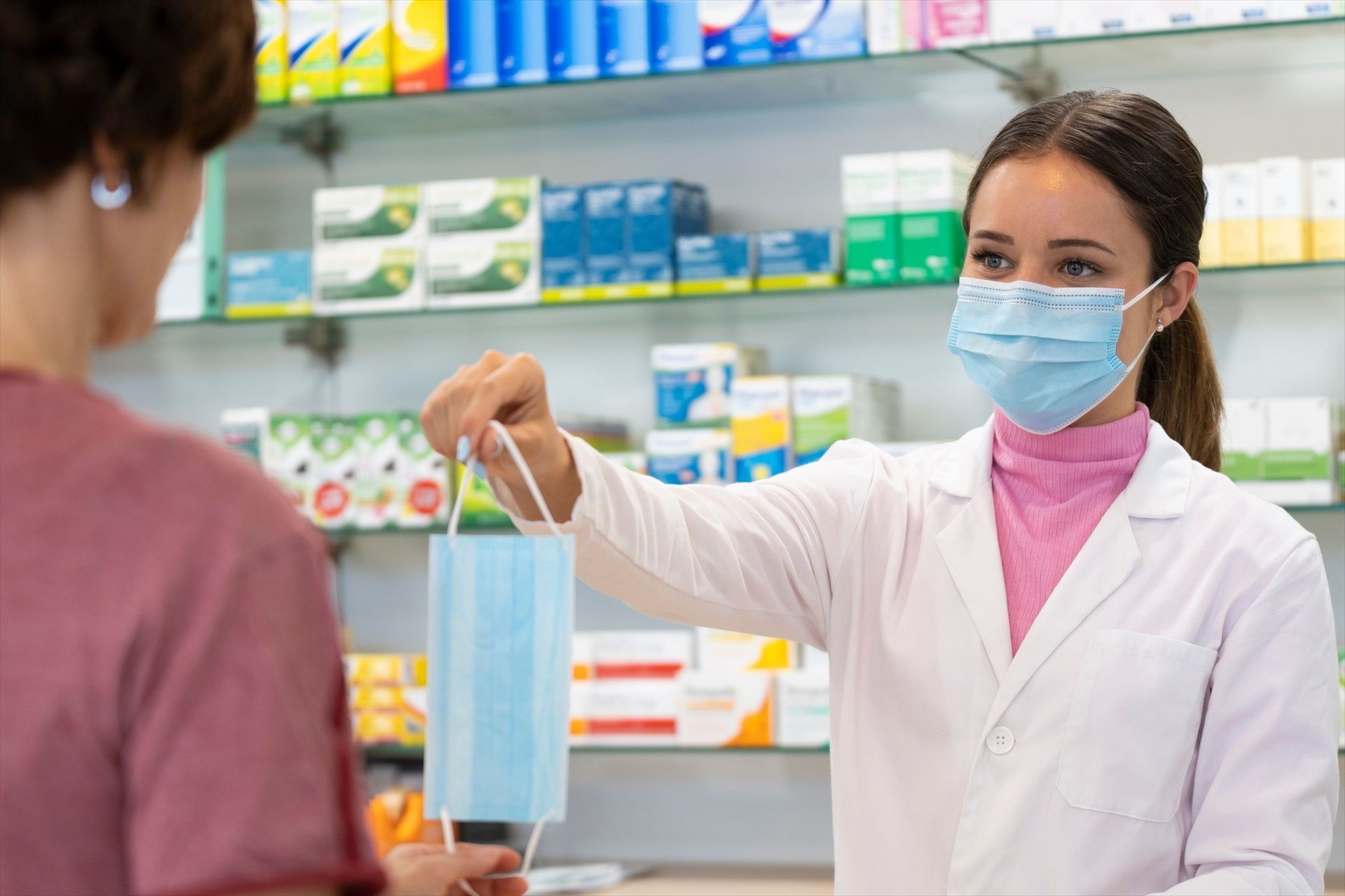 La demanda de mascarillas se dispara un 385% en las farmacias en pleno repunte de gripe