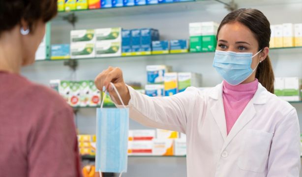 La demanda de mascarillas se dispara un 385% en las farmacias en pleno repunte de gripe