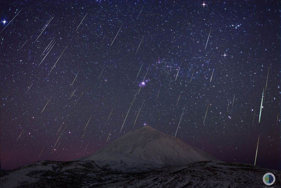 Las Gemínidas sobre el Teide. Fuente: Europa Press. Las Gemínidas sobre el Teide. Fuente: Europa Press.