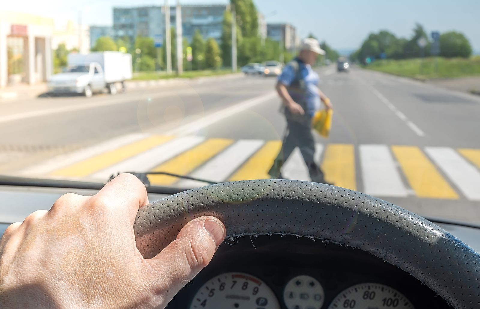 Los coches eléctricos no causan más peligro a peatones que los tradicionales. Fuente: BigStock.