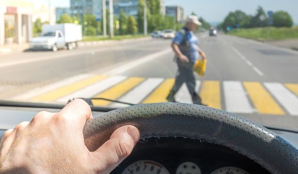 Los coches eléctricos no causan más peligro a peatones que los tradicionales. Fuente: BigStock.