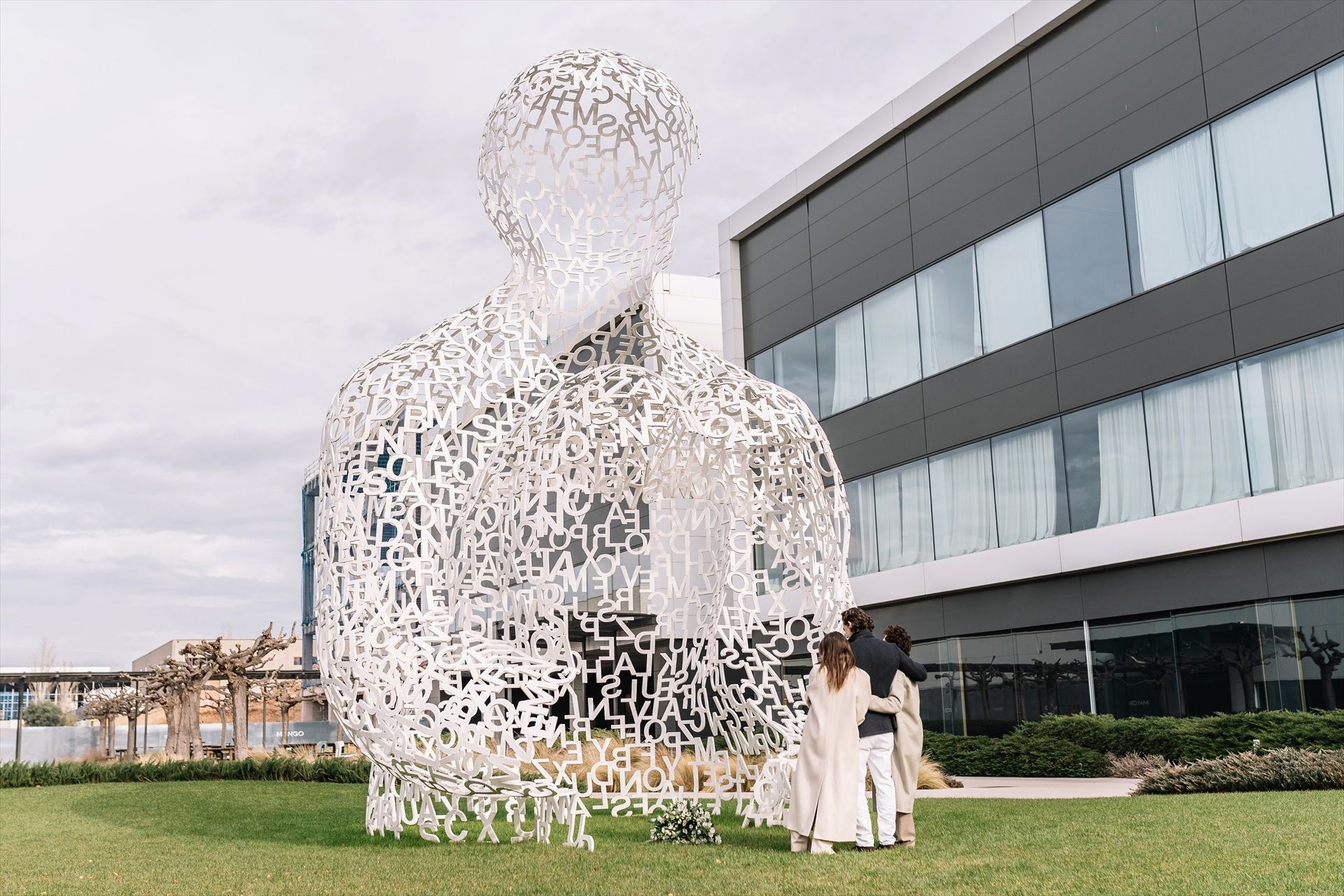 Los hijos de Isak Andic le rinden homenaje mientras la investigación como posible homicidio avanza. Foto: EuropaPress