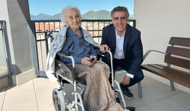 Maria Branyas junto al Dr. Manel Esteller (Europapress).