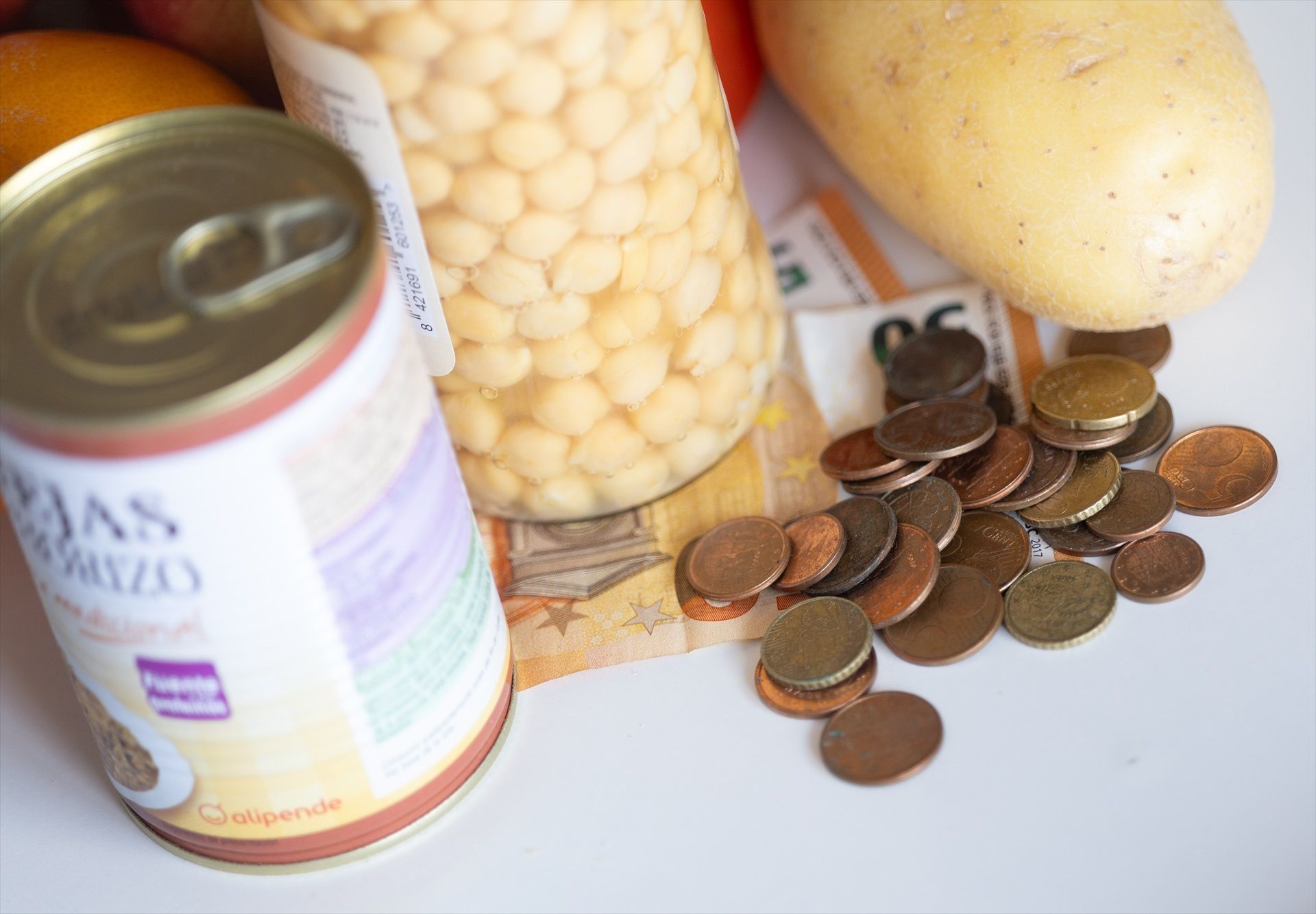 Todos los precios que suben en 2026: teléfono, agua, factura de la luz, internet, basura o volar. Foto: EuropaPress 