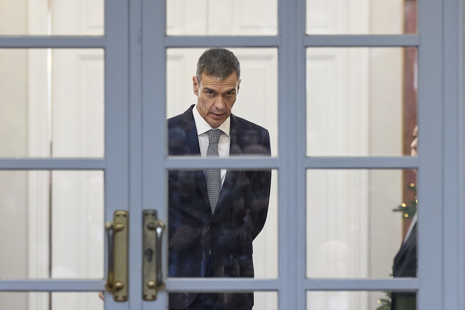 El PSOE le saca nueve puntos al PP pese a los casos de corrupción, según el CIS