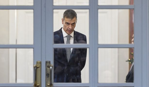El PSOE le saca nueve puntos al PP pese a los casos de corrupción, según el CIS