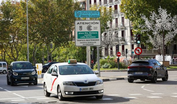 Algunos vehículos sin etiqueta podrán seguir circulando en Madrid durante 2026. Foto: Europa Press.