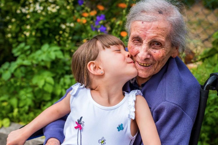 Una centenaria con su viznieta. 