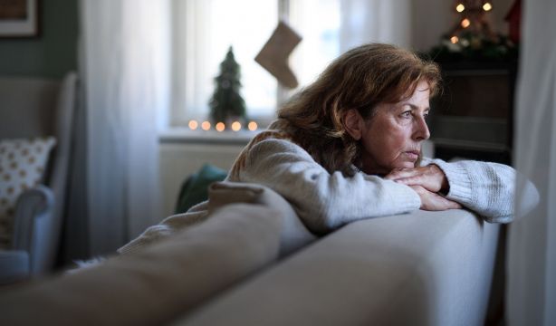La soledad empeora la memoria inicial, pero luego el cerebro se deteriora igual que los demás