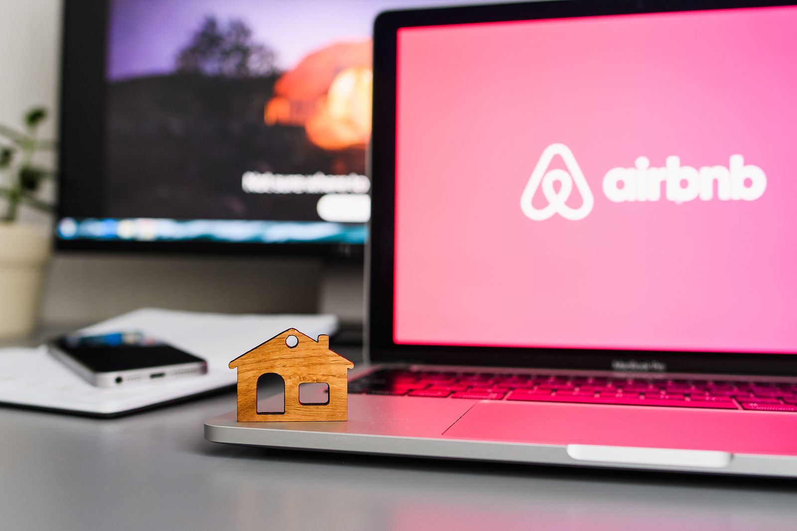 Consumo sanciona con 64 millones de euros a Airbnb por anunciar viviendas sin licencia