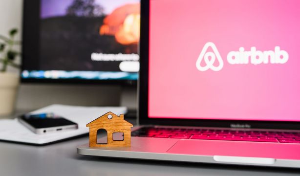 Consumo sanciona con 64 millones de euros a Airbnb por anunciar viviendas sin licencia
