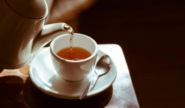 Té o café: ¿qué bebida ayuda más a fortalecer los huesos en mujeres mayores?
