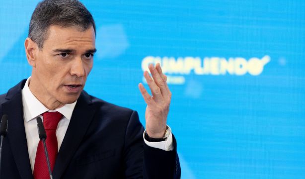 Sánchez insiste en que continuará la legislatura y denuncia "campañas de acoso" y "fango"