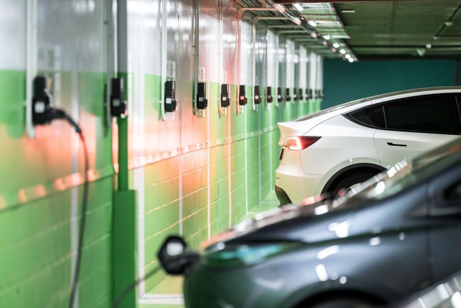 El TS busca facilitar que puedan recargarse en el propio aparcamiento. Fuente: Europa Press.