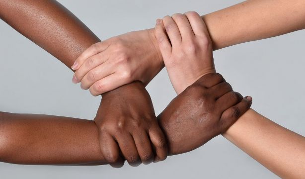 Más de la mitad de los españoles se consideran algo racistas, según el CIS. Foto: Bigstock.
