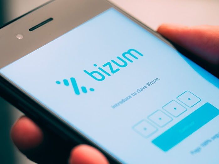 EuropaPress 7082643 imagen usuario utilizando bizum movil