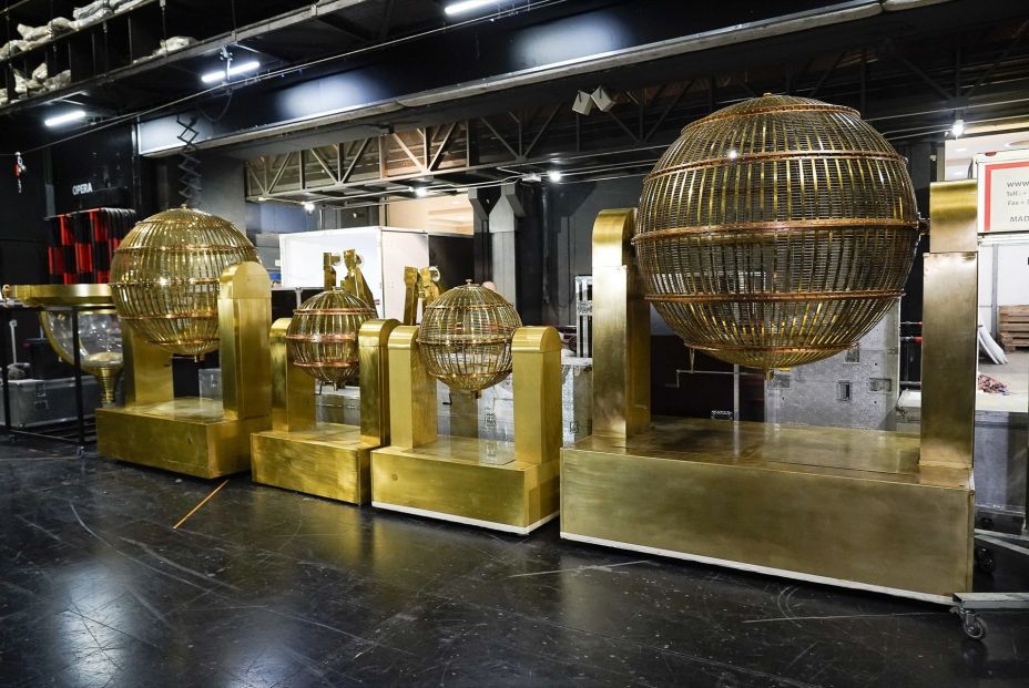Los bombos de la lotería nacional en el Teatro Real de Madrid. Fuente: Europa Press.