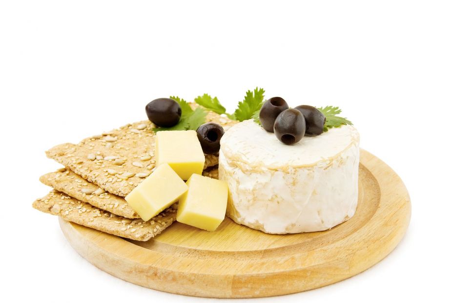 Quesos cheedar y brie, ricos en grasas. (BIgstock)