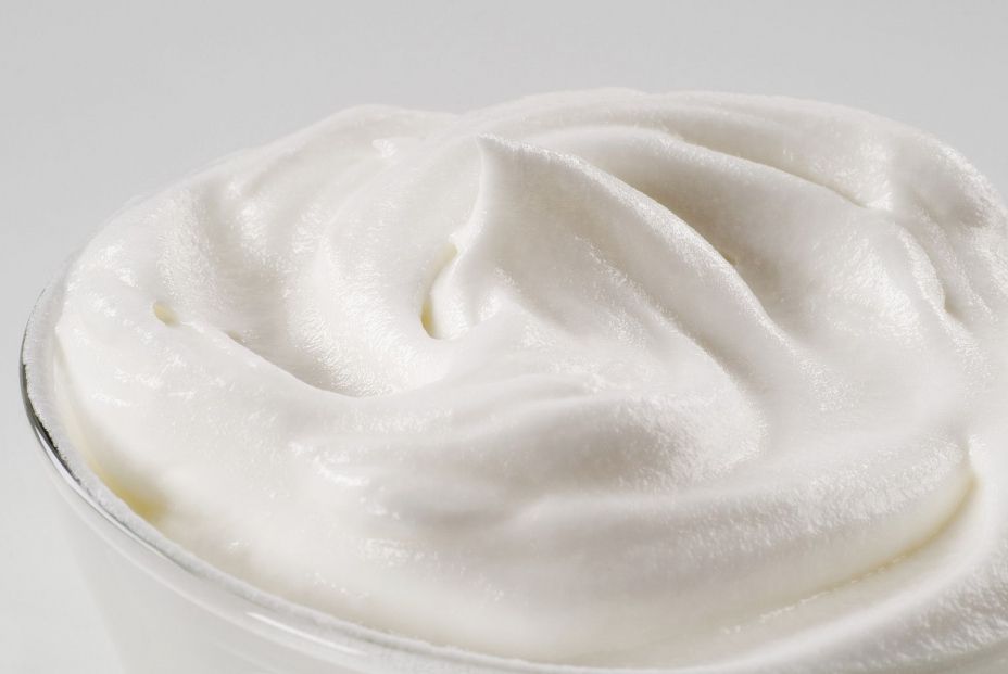 Un bol con crema montada. (Bigstock)