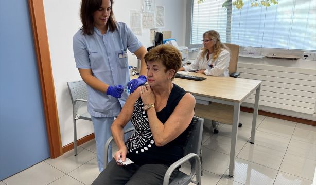 La Unión Europea confirma que las vacunas de gripe y Covid reducen en gran medida los ingresos
