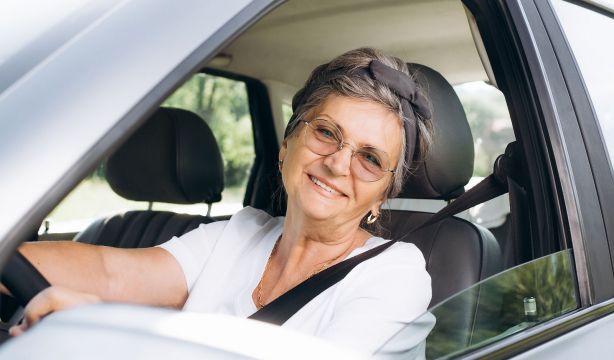 Las conductoras mayores de 65 años se triplican en España desde 2011 y ya son 1,2 millones. Fuente: BigStock.