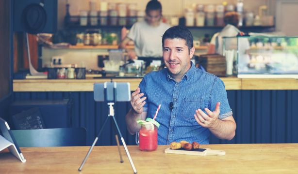 Reclaman a la UE "frenar urgentemente" el marketing oculto que hacen los influencers