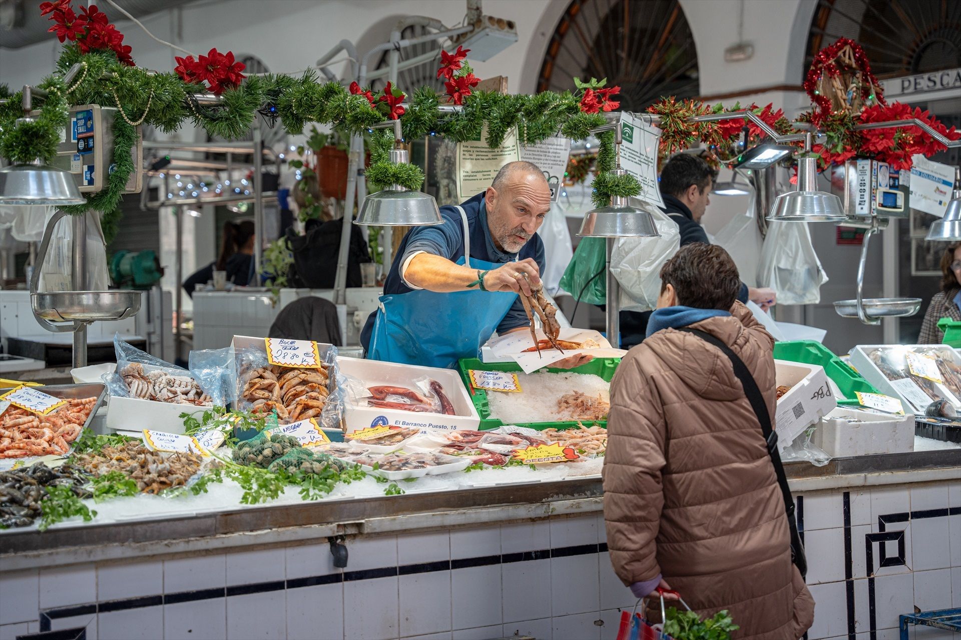 Percebes, pularda y angulas se encarecen hasta un 30% en la antesala de la Navidad